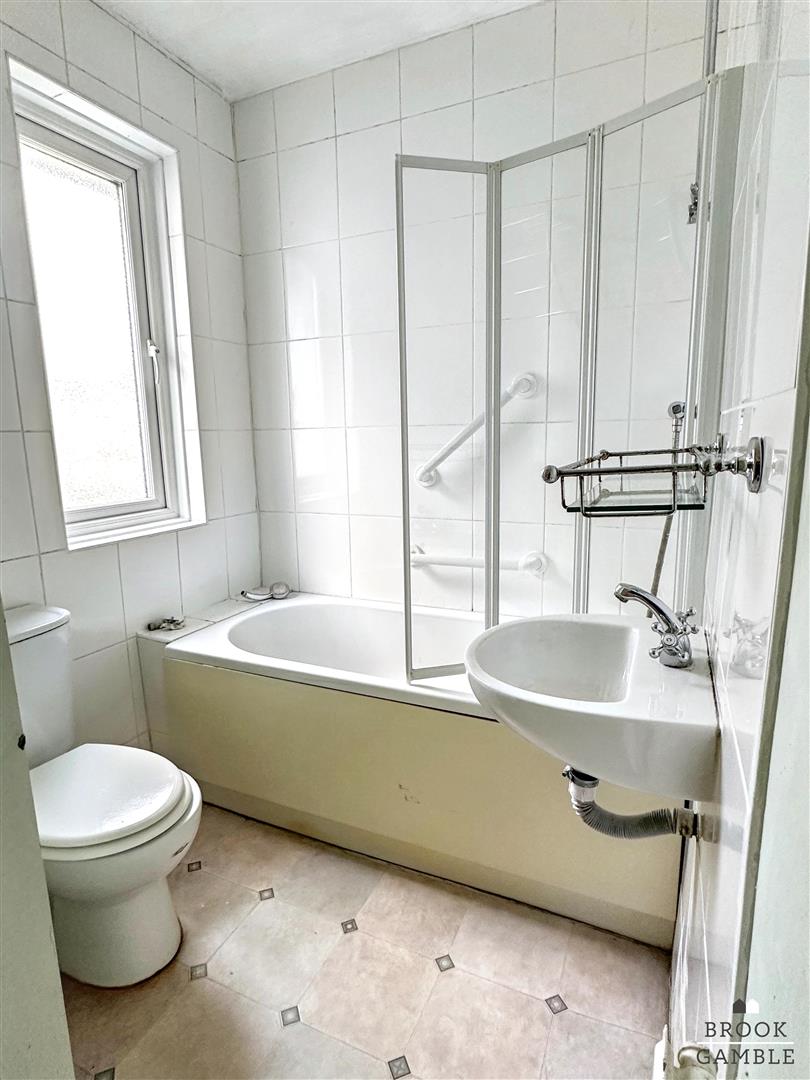 3 Bedroom House. Downs Avenue in Eastbourne,  15